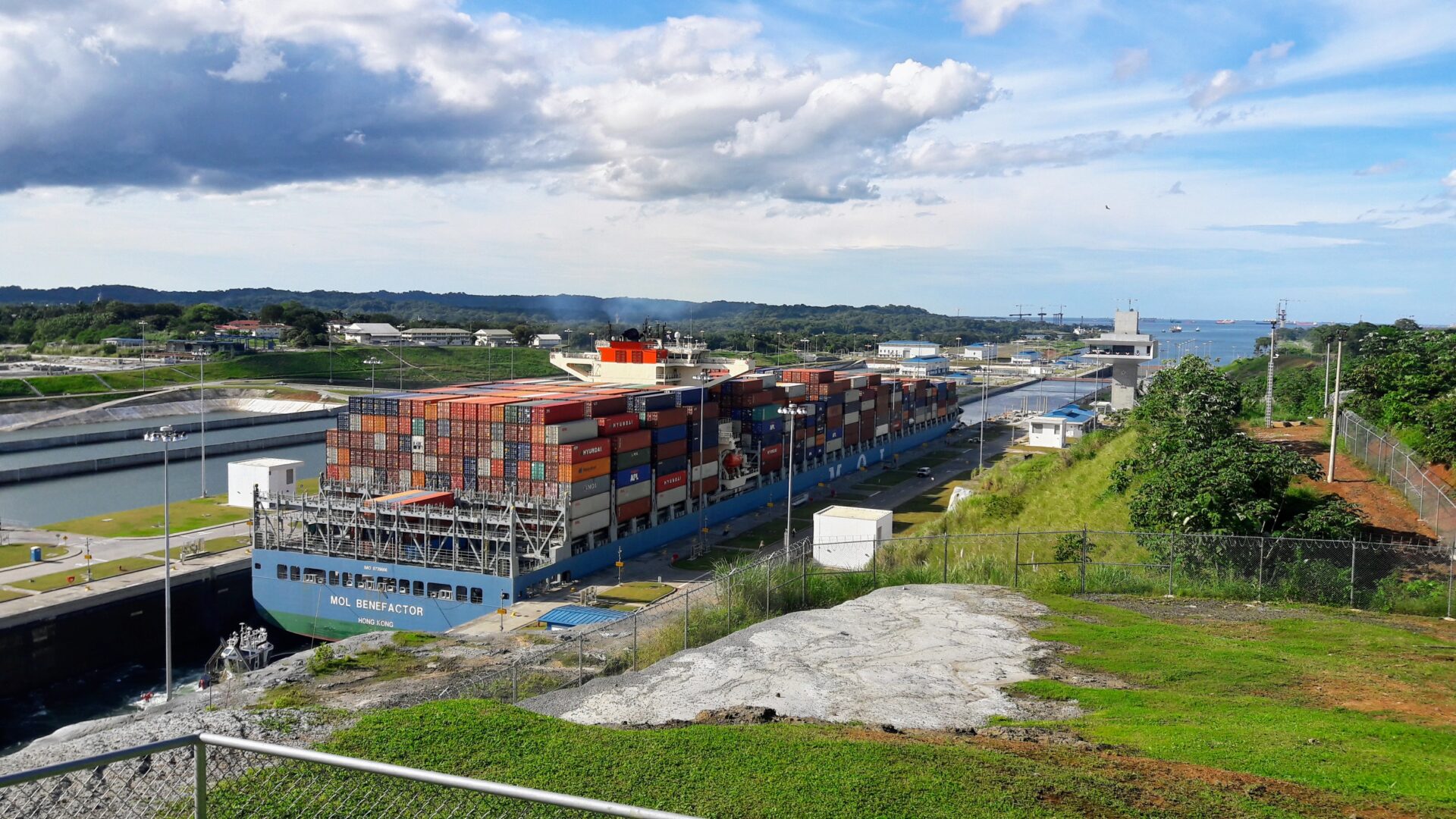 Landausflug Hafen Colon Panama Containerschiff Mol Benefactor in Agua Clara Schleusen